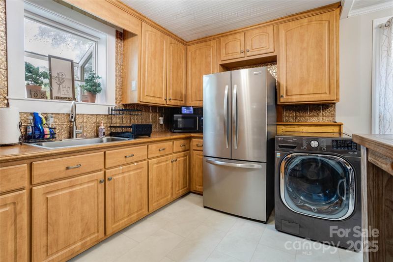 143 W College St, Stanley, NC 28164