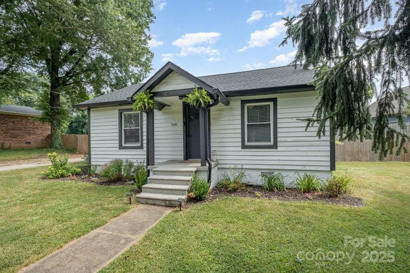 700 Perkins St, Lowell, NC 28098