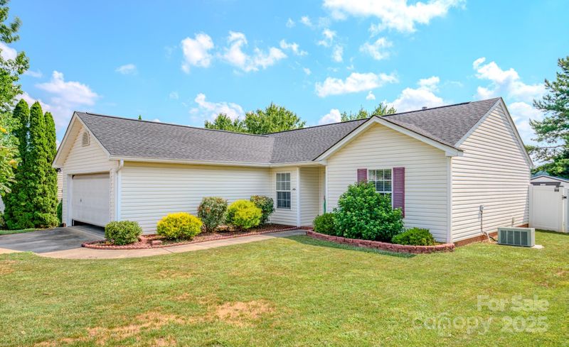 1975 8th Street Ln SE, Hickory, NC 28602