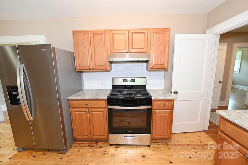 737 8th St SW, Hickory, NC 28602
