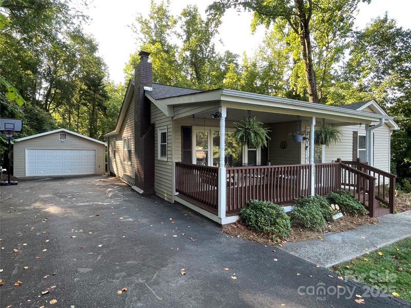 517 Stowe Dr, Lowell, NC 28098