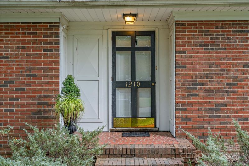 1210 Shady Bluff Dr, Charlotte, NC 28211