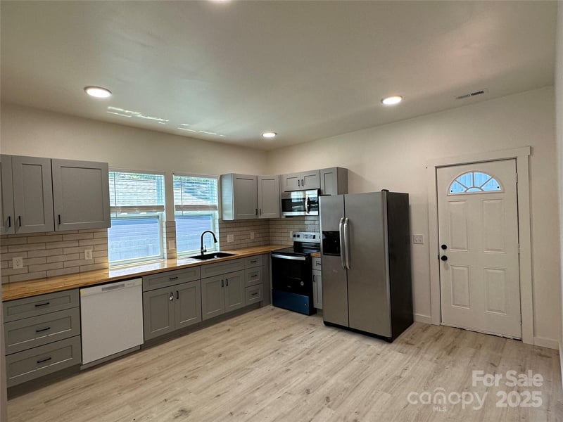 1409 Enochville Rd, Kannapolis, NC 28081