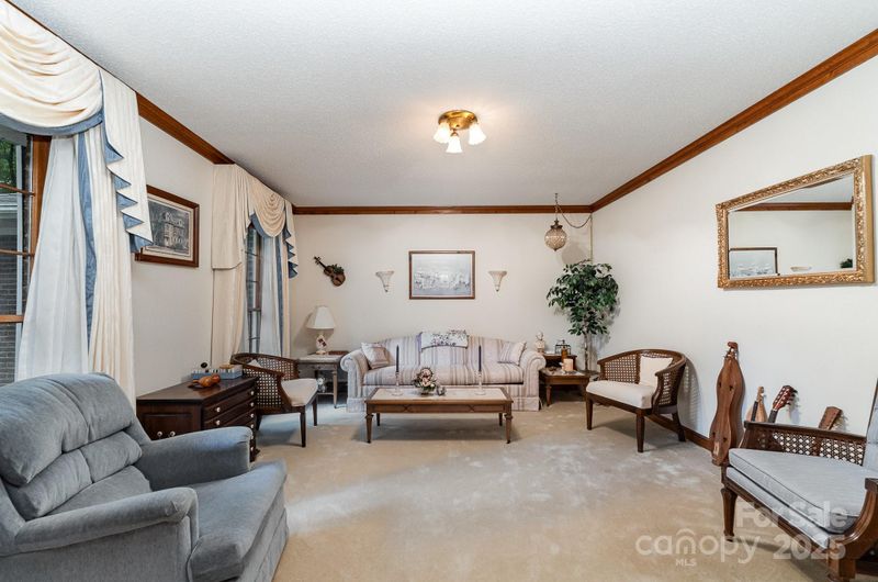 10004 Snowflake Ct, Charlotte, NC 28215