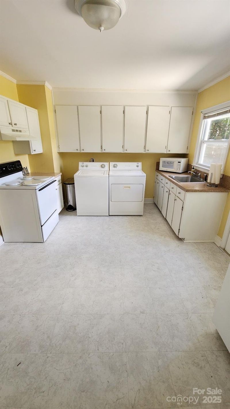 601 E John St, Matthews, NC 28105
