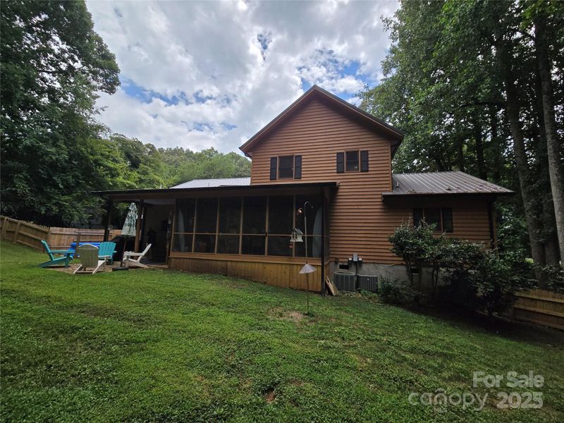 1100 Hidden Creek Ct, Hickory, NC 28602
