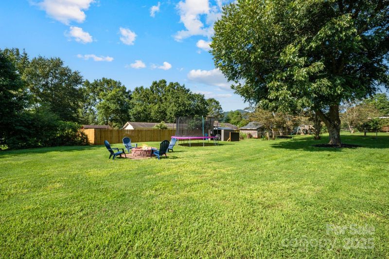 5703 Valley Field Rd, Hickory, NC 28602