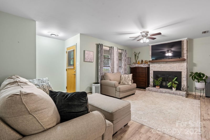 2761 Highland Ave NE, Hickory, NC 28601