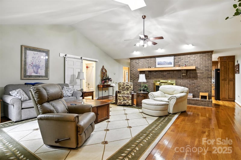 530 5th St NW, Hickory, NC 28601