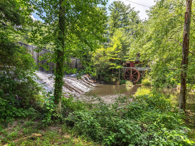447 Lily Pad Ln, Flat Rock, NC 28731