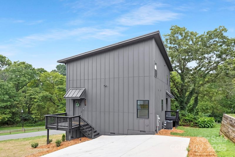 105 Riverside Dr, Cramerton, NC 28032