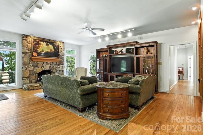 5042 Ridgeland Dr, Hickory, NC 28602