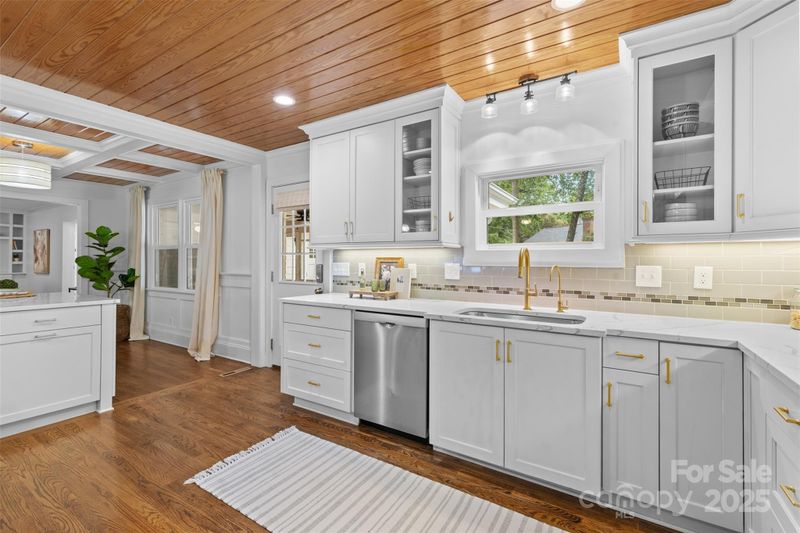 5611 Robinhood Rd, Charlotte, NC 28211