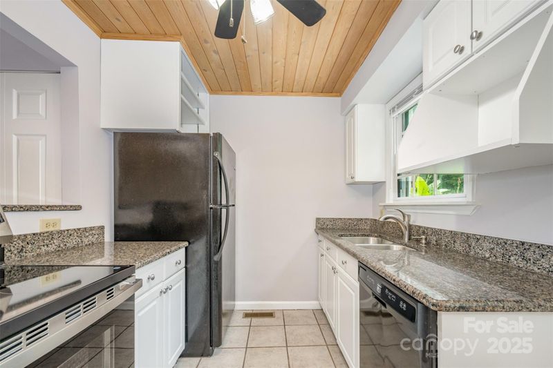 547 Wakefield Dr #B, Charlotte, NC 28209