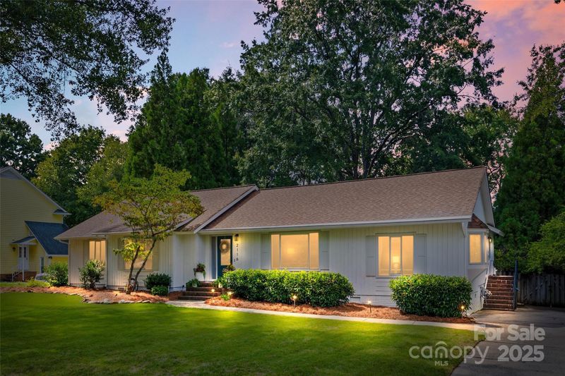 2116 Lynbridge Dr, Charlotte, NC 28270