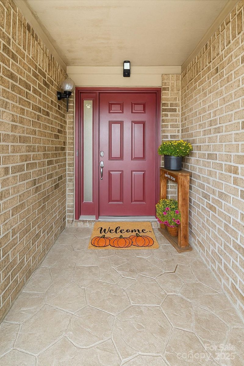 8041 Charter Oak Ln, Charlotte, NC 28226