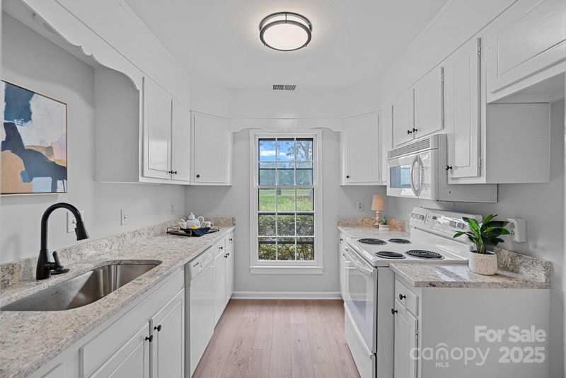8414 Knights Bridge Rd, Charlotte, NC 28210