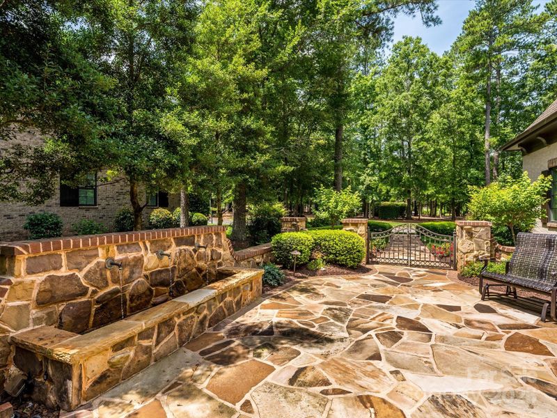9002 Pine Laurel Dr, Matthews, NC 28104