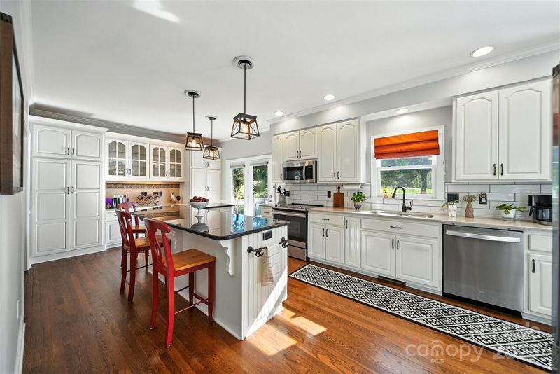 4921 Elmhurst Dr NE, Hickory, NC 28601