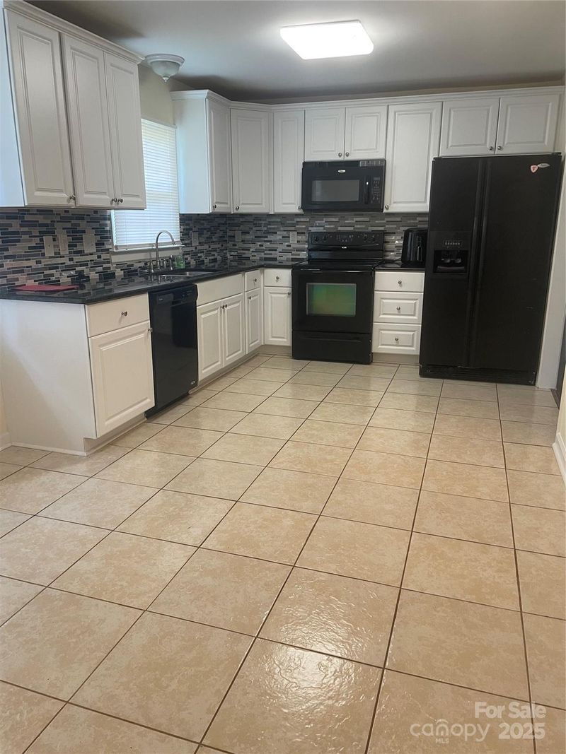 912 Hallmark Dr, Gastonia, NC 28052