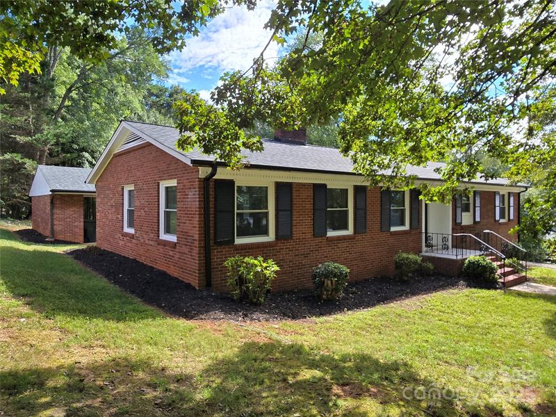 1061 12th Ave NW, Hickory, NC 28601
