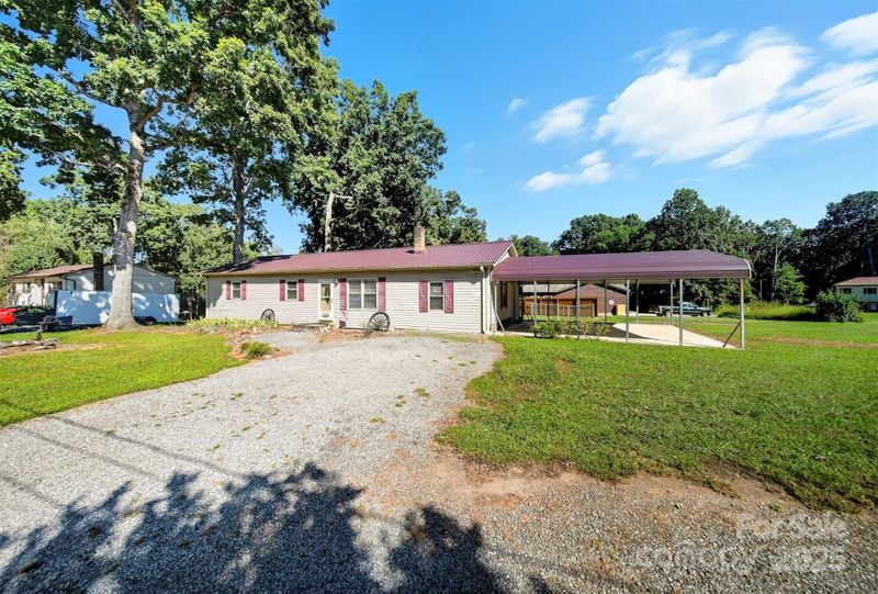 1538 Kings Rd, Hickory, NC 28602