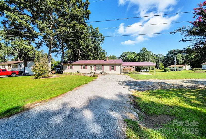 1538 Kings Rd, Hickory, NC 28602