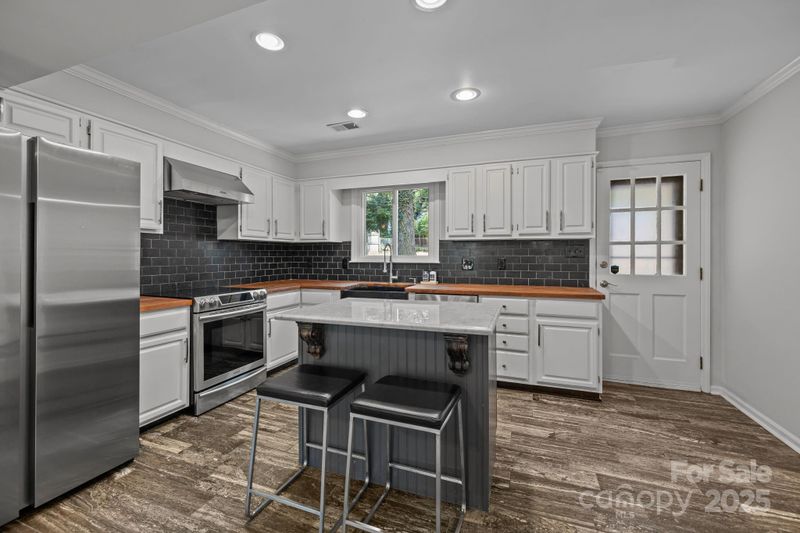 8936 Rittenhouse Cir, Charlotte, NC 28270
