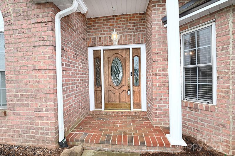 1375 Sweetbriar Ln, Hickory, NC 28602