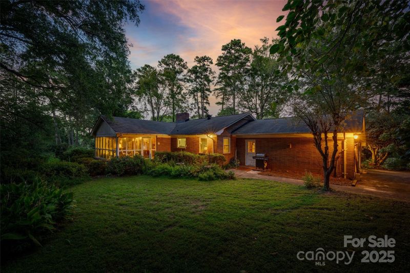 327 Livingston Dr, Charlotte, NC 28211