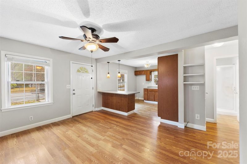 320 S Gaston St, Dallas, NC 28034