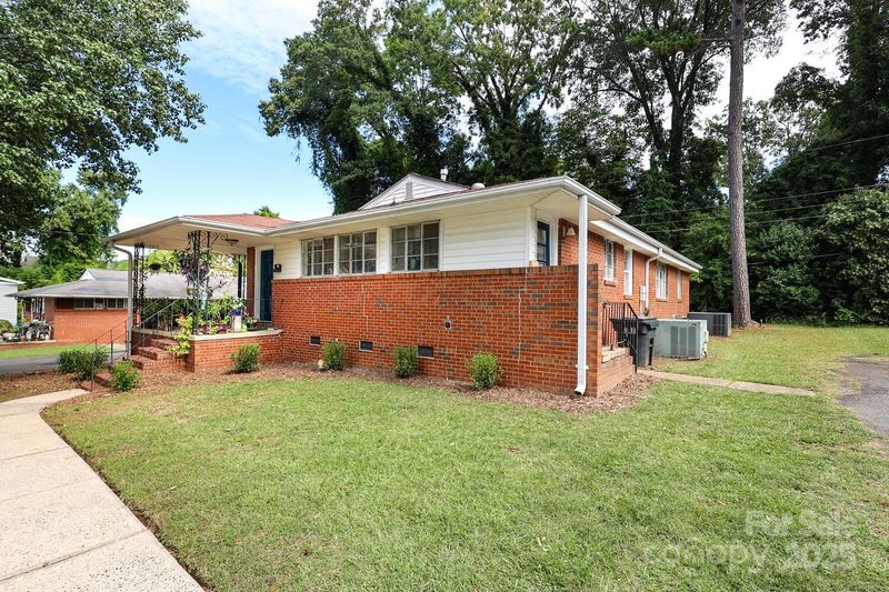 1424 Wembley Dr, Charlotte, NC 28205