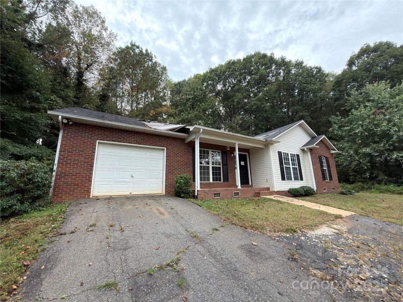 1862 Green Leaf Ct, Conover, NC 28613