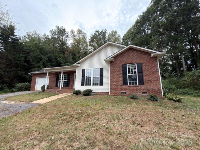 1862 Green Leaf Ct, Conover, NC 28613