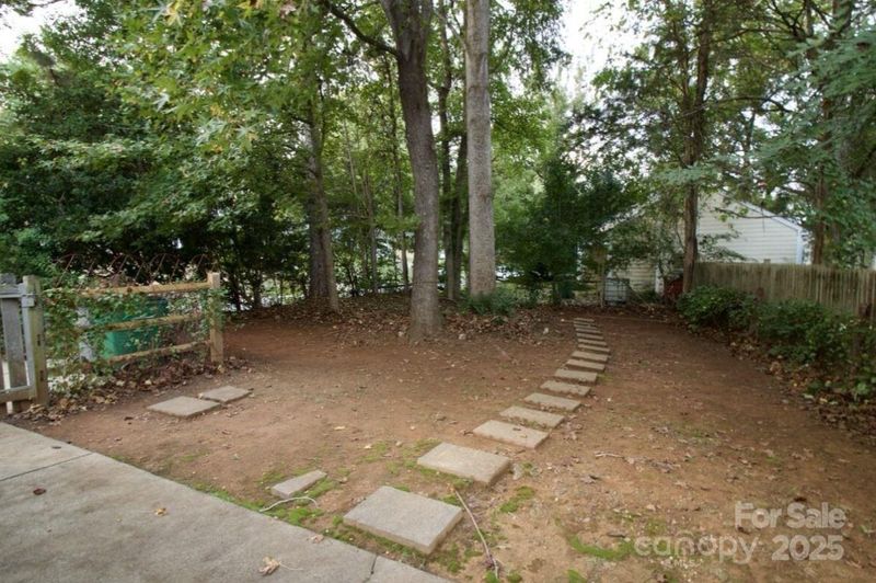 8901 Mackenzie Ct, Charlotte, NC 28227