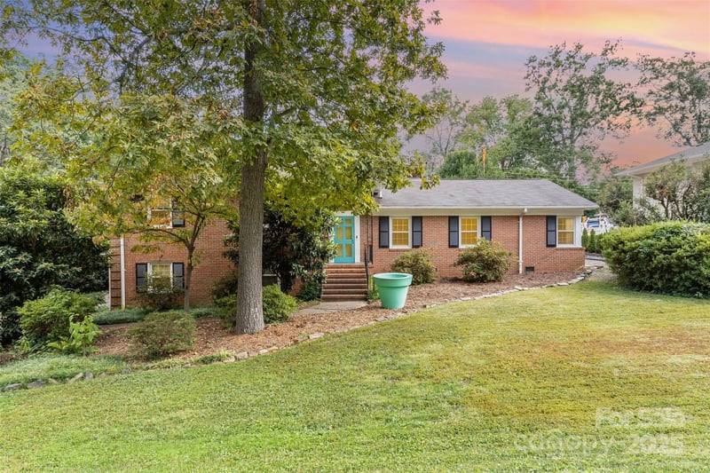 3801 Barclay Downs Dr, Charlotte, NC 28209