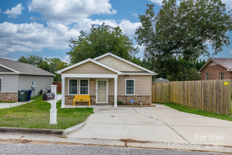 1930 11th Ave NE, Hickory, NC 28601