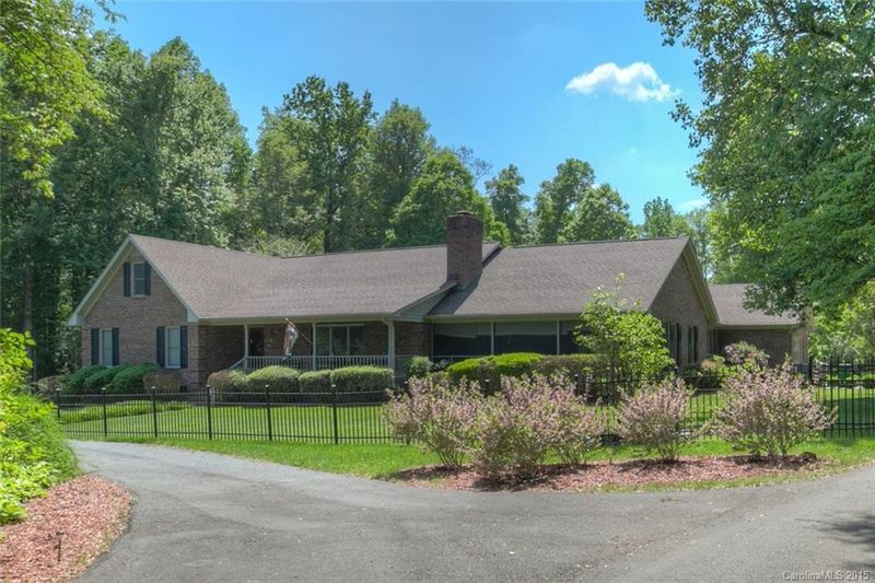 1046 Dooley Dr, Charlotte, NC 28227