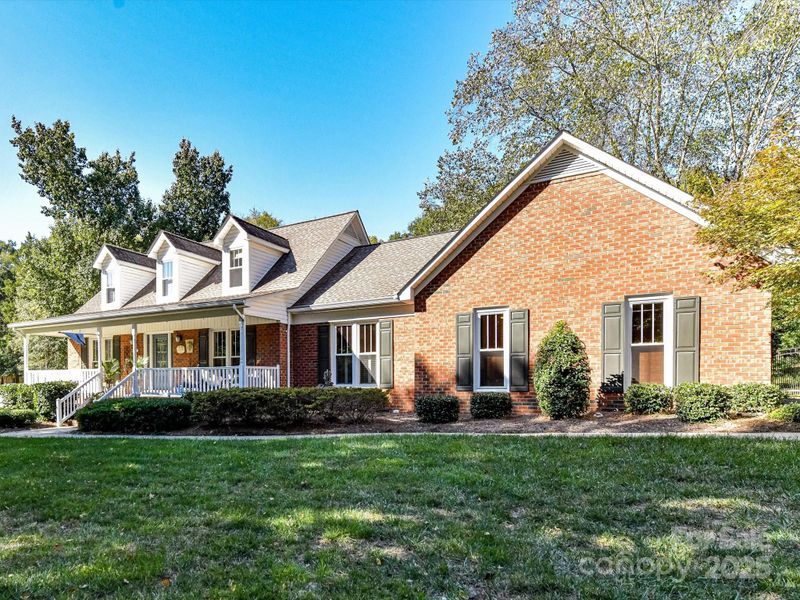 8320 Camelot Dr, Harrisburg, NC 28075