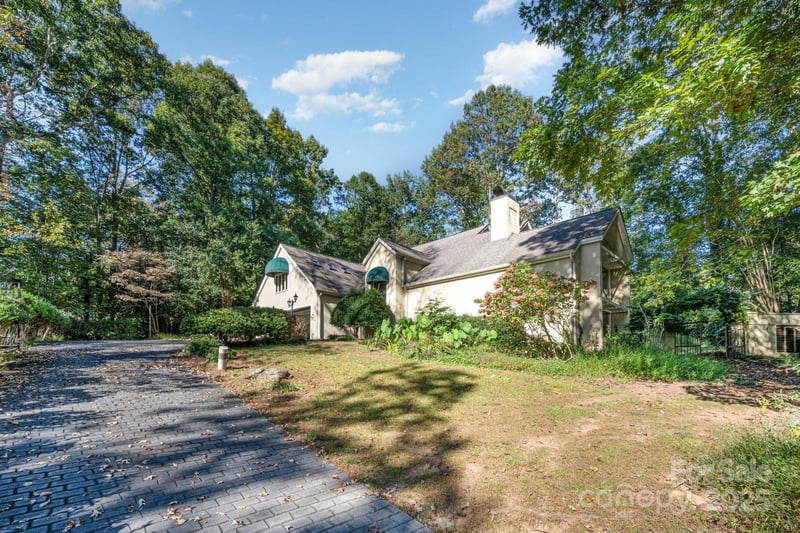 2116 8th Street Dr NW, Hickory, NC 28601