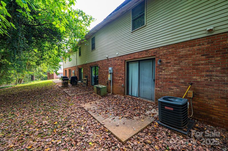 1051 3rd St SE, Hickory, NC 28602