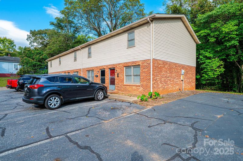 1051 3rd St SE, Hickory, NC 28602