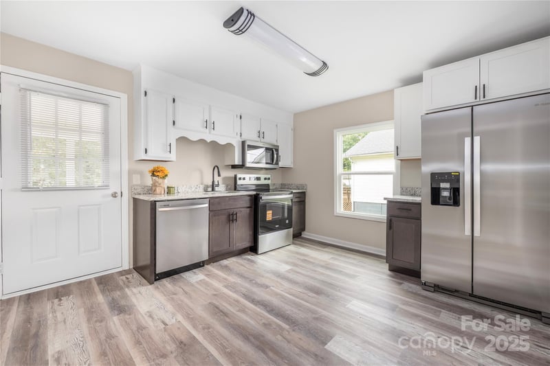 633 N Main St, Stanley, NC 28164