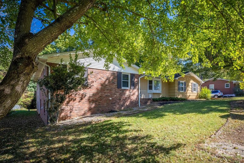 1341 36th Avenue Dr NE, Hickory, NC 28601