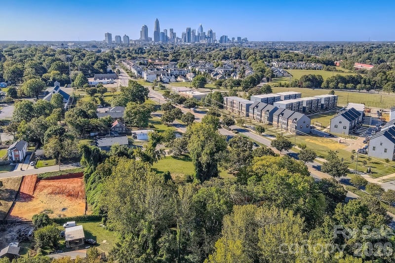 2908 L D Parker Dr, Charlotte, NC 28206