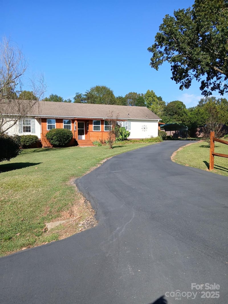 218 Muldoon Ln, Clover, SC 29710