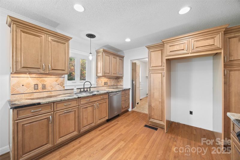 132 Greenbriar Dr, Matthews, NC 28104