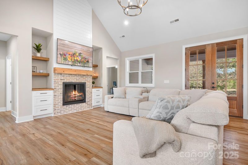 615 Sandycrest Dr, Cherryville, NC 28021