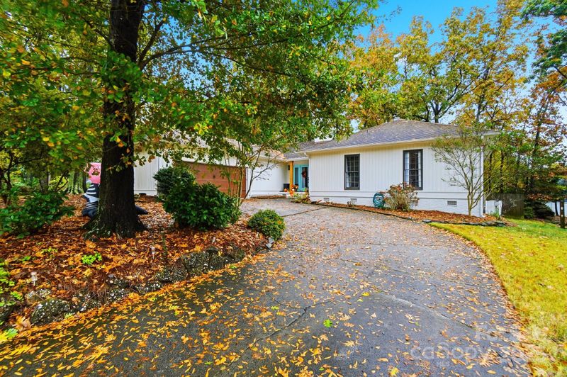 2433 Lynbridge Dr, Charlotte, NC 28270