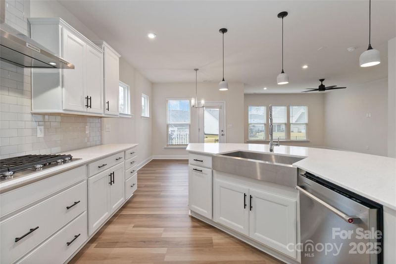 909 Kayla Ct, Matthews, NC 28104